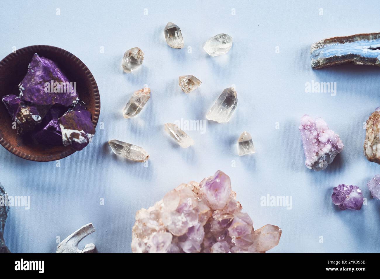 Kristalle, Zen und Edelstein für spirituelle Praxis, Heilung und Schmuck für Chakra-Reinigung. Felsen, Mineralien und Geologie für Reiki, Meditation und Stockfoto