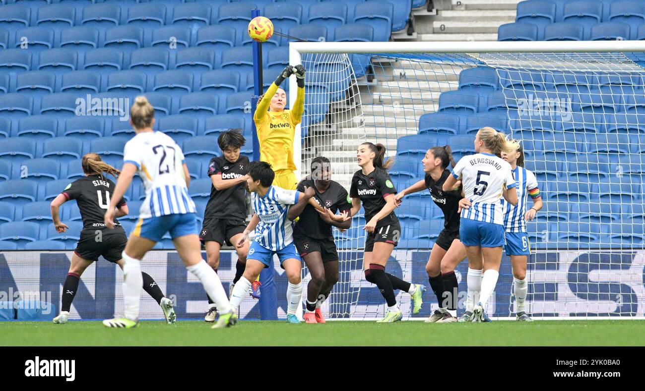 Brighton UK 16. November 2024 - Kinga Szemik aus West Ham schlägt im American Express Stadium, Brighton: Credit Simon Dack /TPI/ Alamy Live News, den Ball vor einem Brighton-Angriff Stockfoto