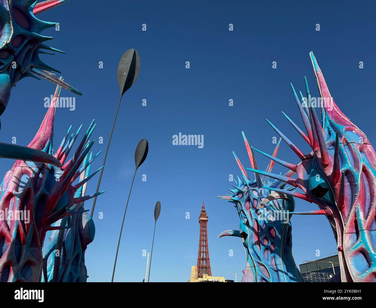 Organische Formen (Odyssee-beleuchtete Skulptur) auf der Blackpool-Promenade mit Blackpool Tower und Dünengrasskulpturen im Hintergrund Stockfoto
