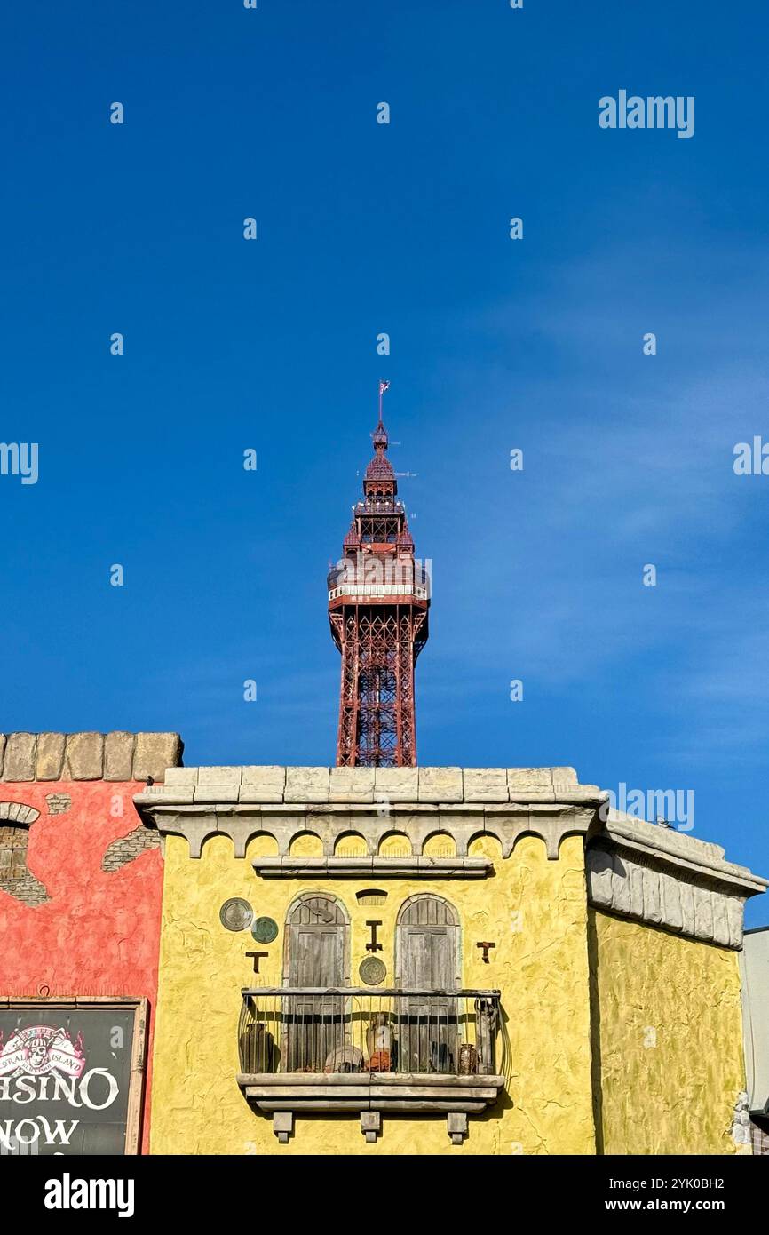 Blackpool Tower, der über einem gefälschten Haus auf der Vorderseite der Coral Island-Spielhalle in Blackpool UK erscheint Stockfoto