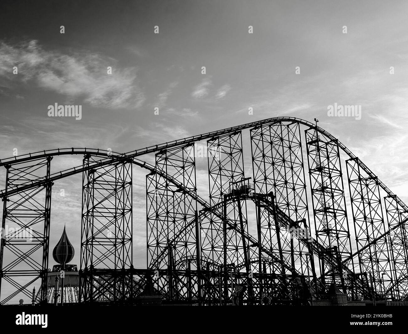 Big Dipper und die Big One Achterbahnen in Silhouette am Blackpool Pleasure Beach. Stockfoto