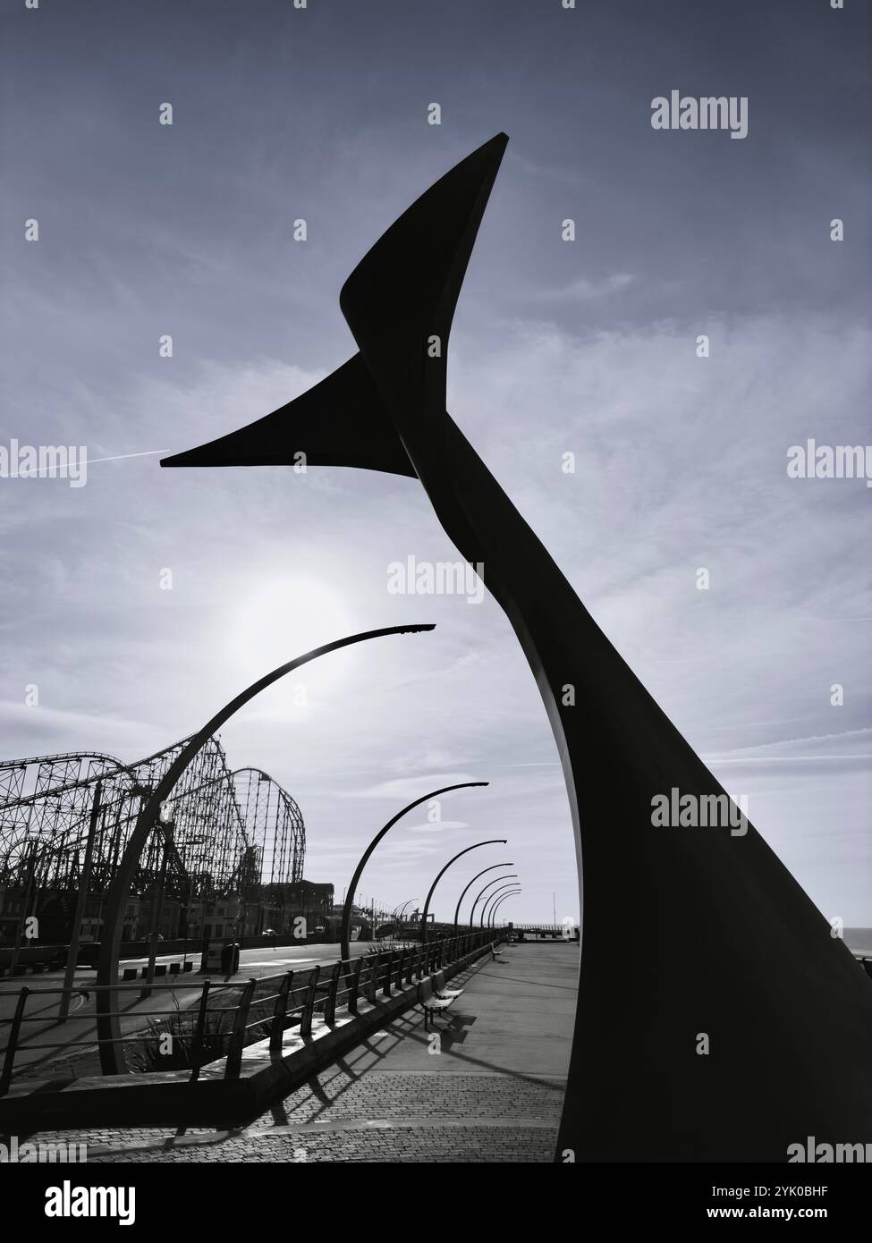 Walschwanzskulptur (Windschutzhütte) an der Blackpool South Promenade mit geschwungenen modernen Lichtern und Hintergrundbeleuchtung von der Sonne. Blackpool UK - Smartphone-aufgenommenes Stockfoto