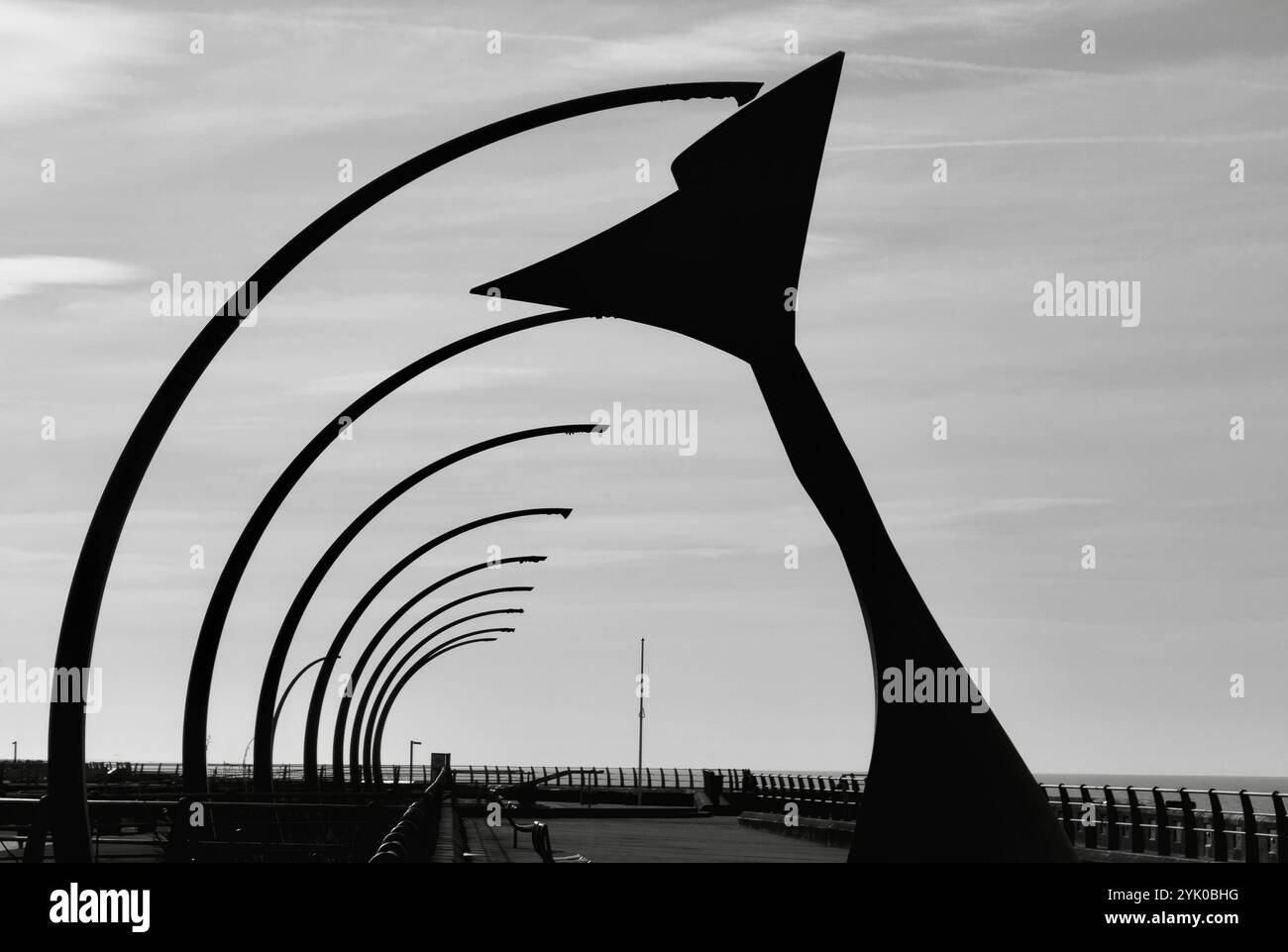 Walschwanzskulptur (Windschutzhütte) an der Blackpool South Promenade mit geschwungenen modernen Lichtern und Hintergrundbeleuchtung von der Sonne. Blackpool UK - Smartphone-aufgenommenes Stockfoto