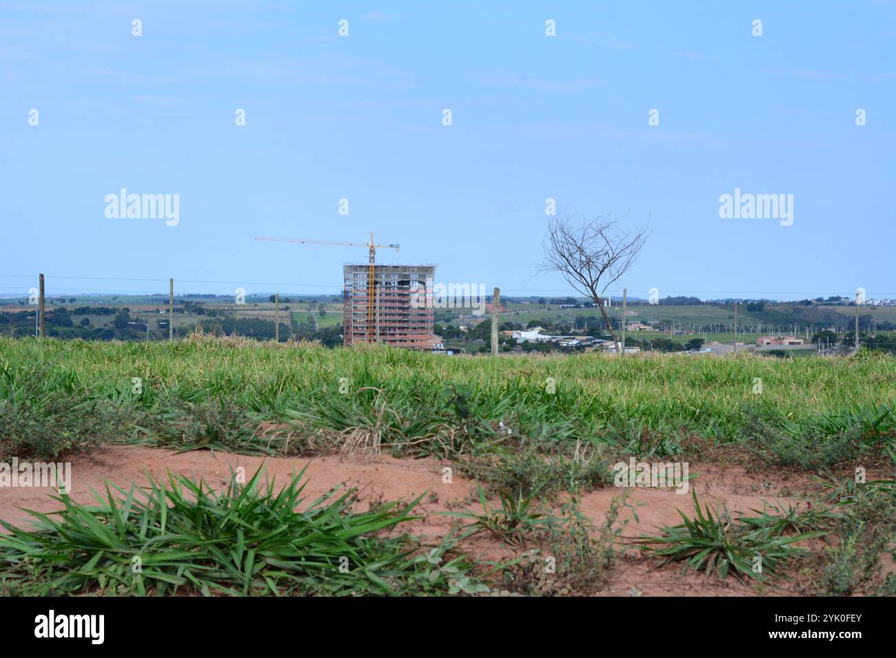 Gebäude im Bau mit Kran im ländlichen Raum Stockfoto