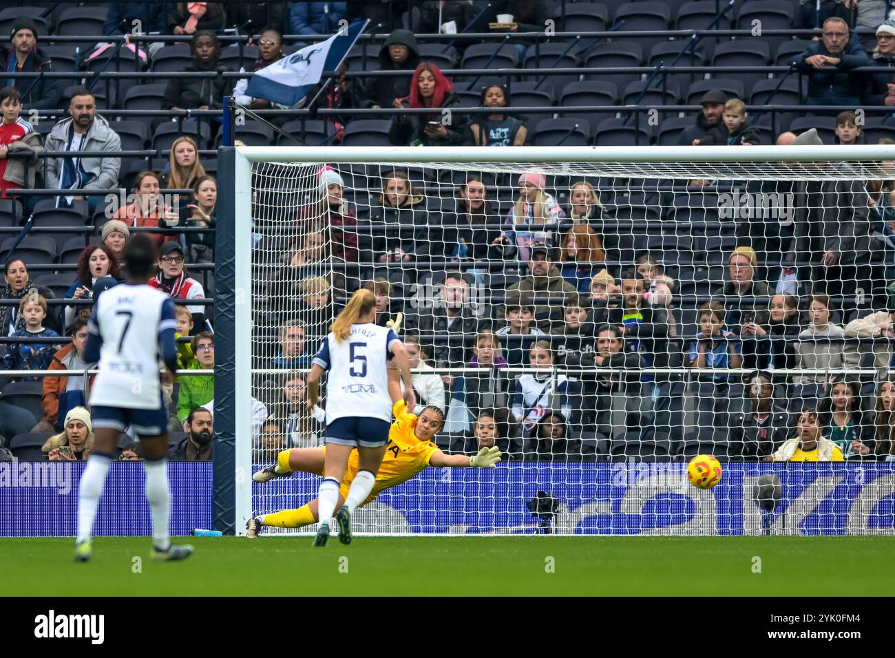 In den ersten beiden Minuten bringt Alessia Russo von Arsenal Women Arsenal Women Arsenal Women im Tottenham Hotspur Stadium in London am 16. November 2024 ein Tor nach oben. Foto von Phil Hutchinson. Nur redaktionelle Verwendung, Lizenz für kommerzielle Nutzung erforderlich. Keine Verwendung bei Wetten, Spielen oder Publikationen eines einzelnen Clubs/einer Liga/eines Spielers. Quelle: UK Sports Pics Ltd/Alamy Live News Stockfoto