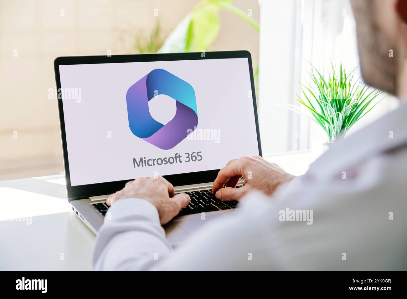 Mann mit einem Laptop, der das Logo von Microsoft Office 365 auf dem Bildschirm anzeigt. ROSARIO, ARGENTINIEN - 18. OKTOBER 2024. Stockfoto