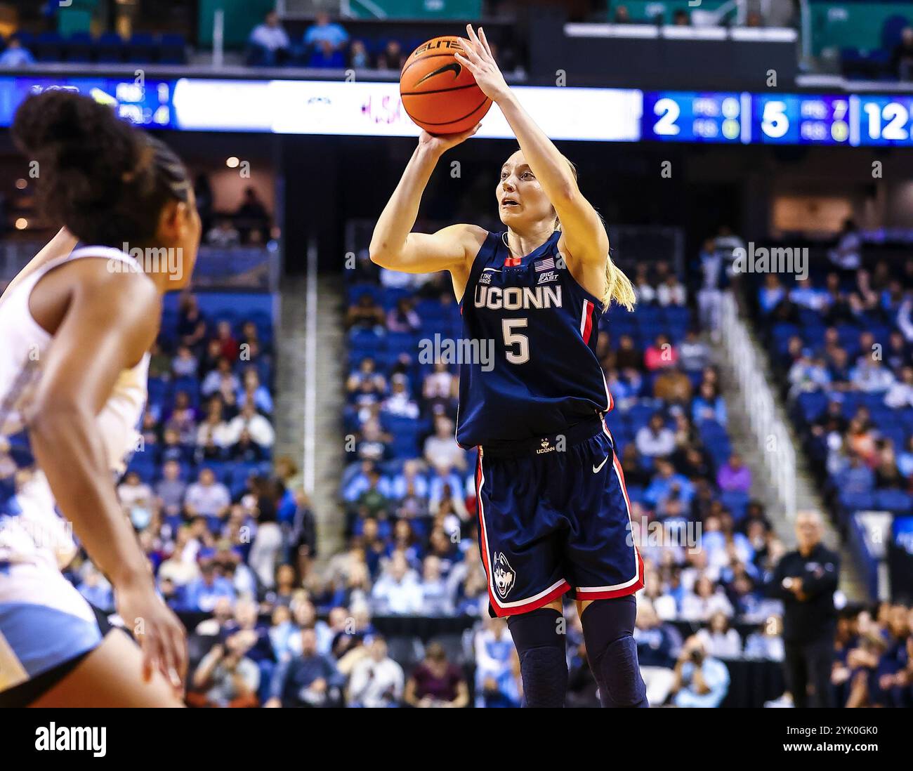 15. November 2024: Der Wachmann der Universität Connecticut, Paige Bueckers (5), schießt den Ball. NCAA Basketballspiel zwischen der University of Connecticut und der University of North Carolina in der First Horizon Arena, Greensboro NC David Beach/CSM Stockfoto