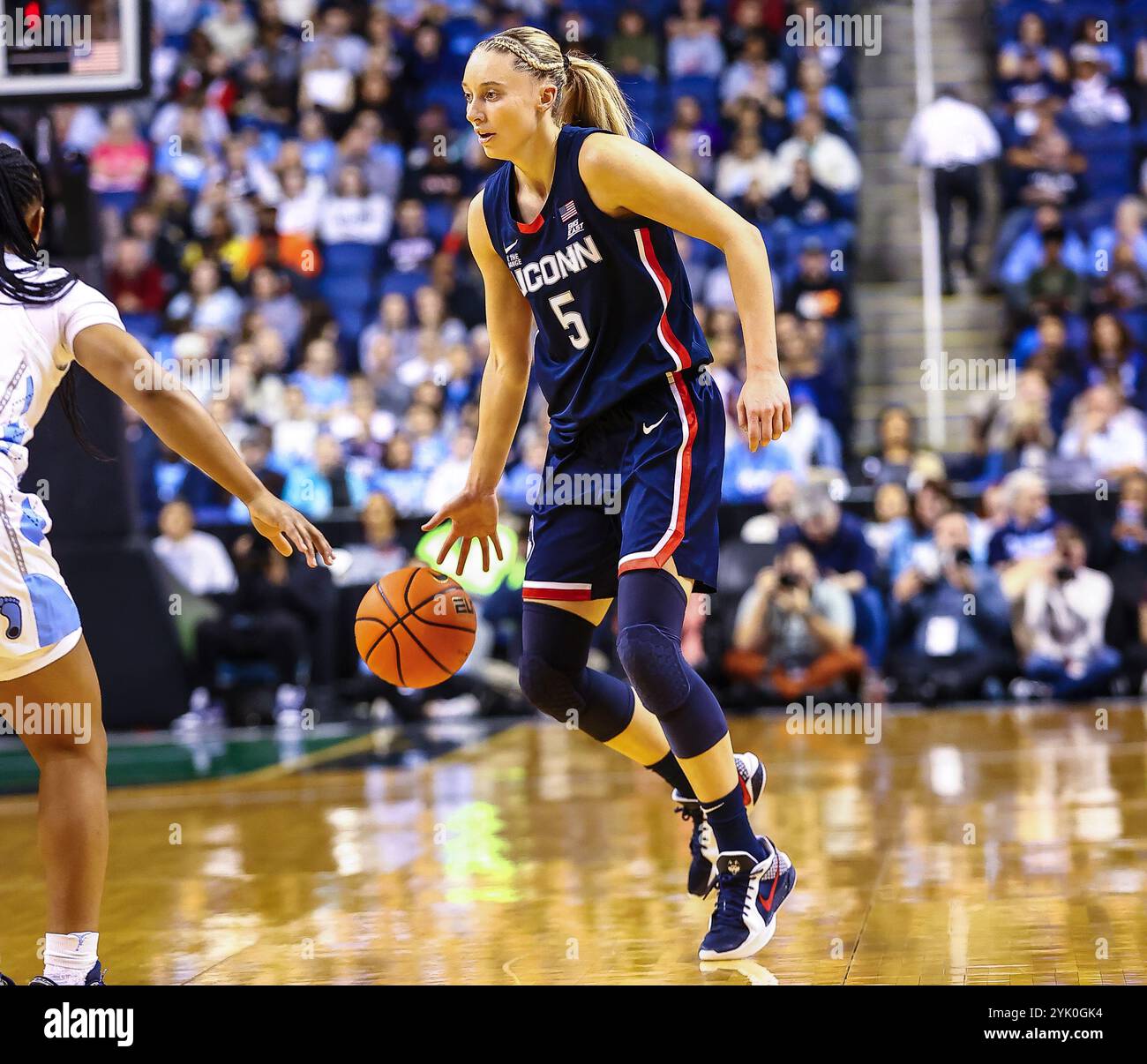 15. November 2024: Der Wachmann der Universität Connecticut Paige Bueckers (5) dribbelt den Ball. NCAA Basketballspiel zwischen der University of Connecticut und der University of North Carolina in der First Horizon Arena, Greensboro NC David Beach/CSM Stockfoto