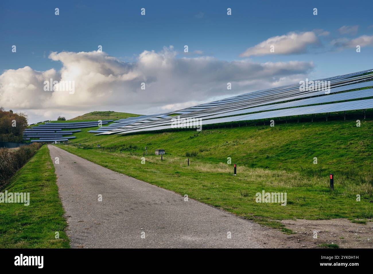 Erneuerbare Energien in den Niederlanden: Großer Solarpaneelpark auf einer umgenutzten Deponie, der die Integration erneuerbarer Energien mit grüner Landschaft unter zeigt Stockfoto