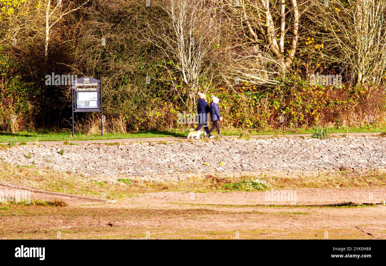 Dundee, Tayside, Schottland, Großbritannien. November 2024. Wetter in Großbritannien: Das sehr kühle Herbstwetter verstärkt die Pracht des Dundee Clatto Country Park. Trotz der niedrigen Temperaturen genießen einige Einheimische trotzdem einen samstags Spaziergang um den Park Teich. Quelle: Dundee Photographics/Alamy Live News Stockfoto