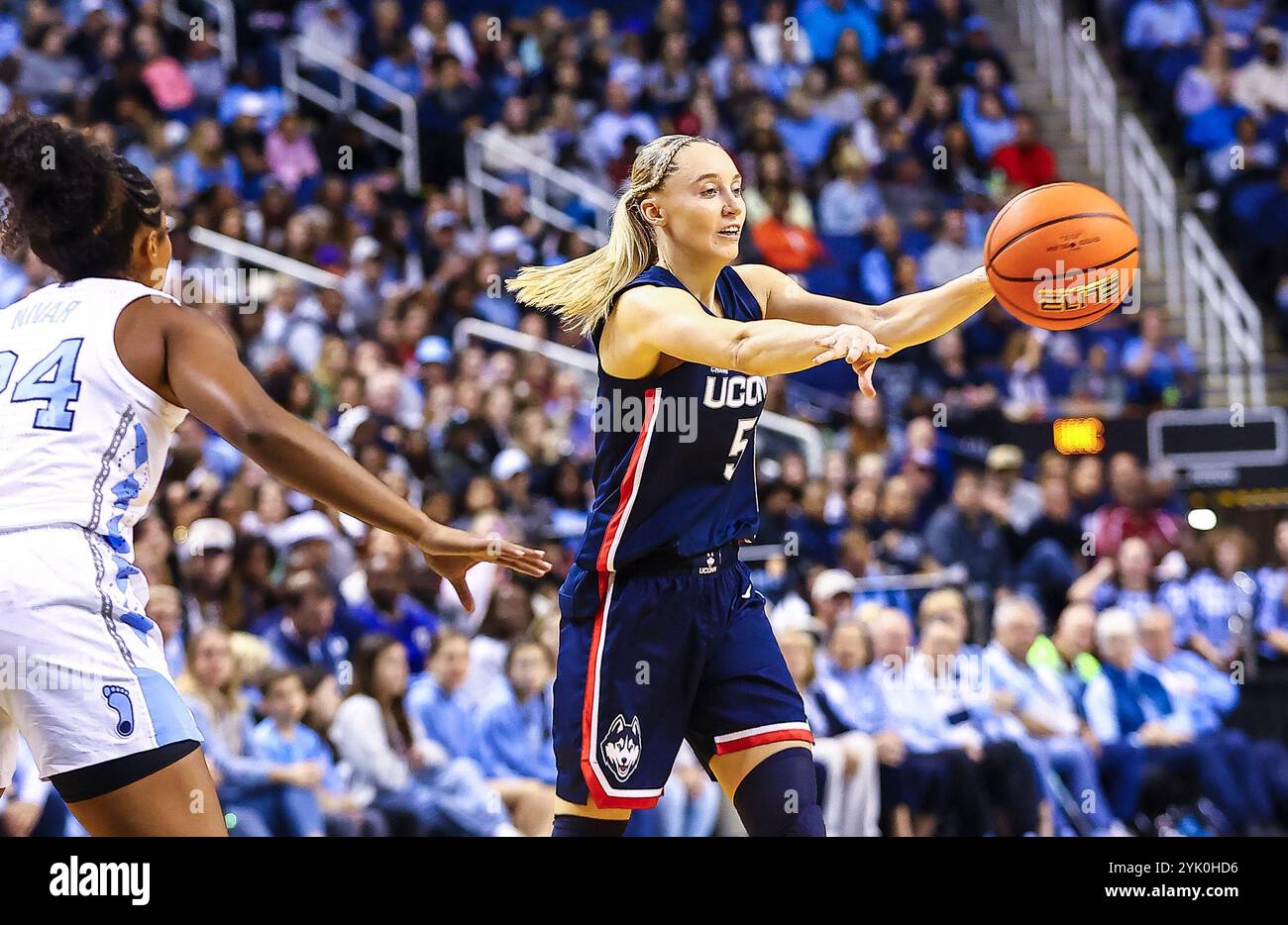 15. November 2024: Paige Bueckers (5) der University of Connecticut übergibt den Ball. NCAA Basketballspiel zwischen der University of Connecticut und der University of North Carolina in der First Horizon Arena, Greensboro NC David Beach/CSM Stockfoto