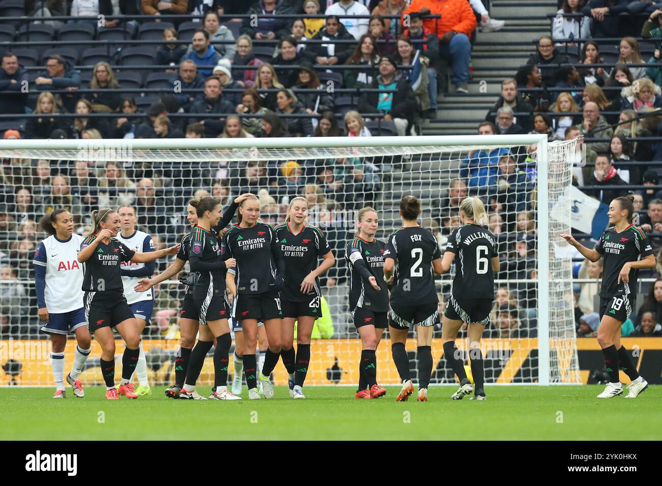 Tottenham Hotspur Stadium, London, Großbritannien. November 2024. Die Damen Super League Football, Tottenham Hotspur gegen Arsenal; Frida Leonhardsen Maanum von Arsenal feiert ihr Tor in der 22. Minute für 0:2. Beschreibung: Action Plus Sports/Alamy Live News Stockfoto