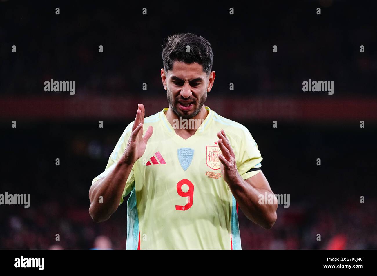 Parken, Kopenhagen, Dänemark. November 2024. Ayoze Pérez aus Spanien gibt während eines Spiels der UEFA Nations League, Dänemark gegen Spanien, in Parken, Kopenhagen, Dänemark. Ulrik Pedersen/CSM/Alamy Live News Stockfoto