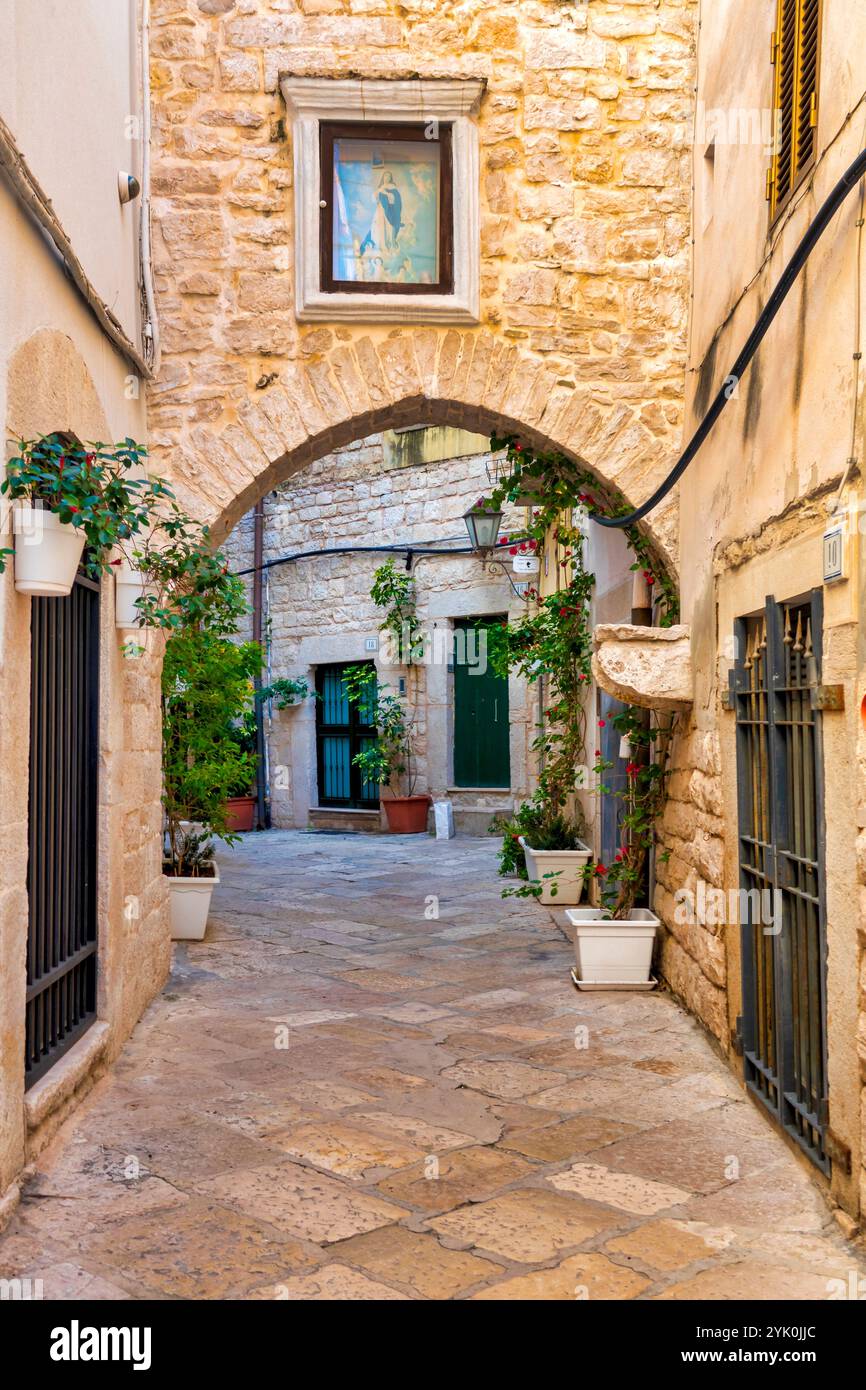 Enge Gasse im historischen Zentrum von Trani, Italien Stockfoto
