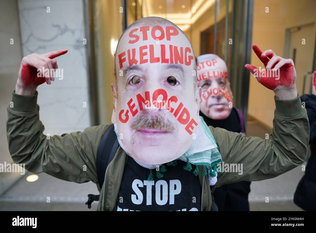 Die Demonstranten während des Marsches der Climate Justice Coalition halten vor dem Büro der SOCAR in The Strand im Zentrum von London. Mehr als 60 Organisationen, darunter Greenpeace, Amnesty International und die Palästinensische Solidaritätskampagne, haben sich zusammengeschlossen, um zu fordern, dass die britische Regierung unsere Abhängigkeit von fossilen Brennstoffen beendet, die Klimafinanzierung bezahlt und ihre Mittäterschaft an Israels eskalierender Völkermord beendet. Bilddatum: Samstag, 16. November 2024. Stockfoto