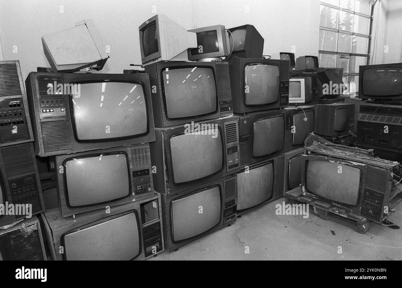 Elektroschrott Recycling 02.01.1995, Chemnitz, Jagdschänkenstraße 17, Verein zur Integration psychosoziale behinderter Menschen, auf dem Gelände der Envitronic Metallrecycling GMBH zerlegen jetzt 23 Behinderte alte Elektrogeräte. Bürger aus Chemnitz können hier Elektromüll kostenlos abreisen. Eine Million läst sich die Stadt Chemnitz das Projekt Kosten. *** Elektroschrott-Recycling 02 01 1995, Chemnitz, Jagdschänkenstraße 17, Verein zur Integration psychosoziale behinderter Menschen, auf dem Gelände der Envitronic Metallrecycling GMBH, demontieren jetzt 23 Behinderte alte Elektrogeräte Stockfoto