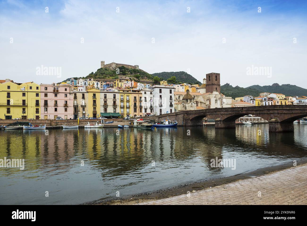 Farbenfrohe Häuser und Fischerboote auf dem Fluss Terno, Bosa, Bezirk Oristano, Sardinien, Italien, Europa Stockfoto