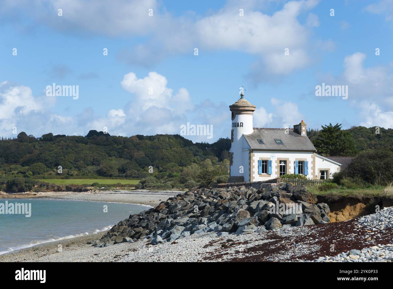 Leuchtturm an einer felsigen Küste mit Kieselstrand und bewölktem Himmel über dem Meer, Leuchtturm, Phare de Nantouar, Nantouar, Louannec, Bretagne, Frankreich, Europa Stockfoto