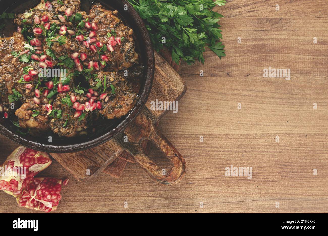 Guruli, georgianisches Huhn, mit Walnüssen, gedünstet in Wein und Gewürzen, gurianisches Huhn, hausgemacht, keine Leute Stockfoto