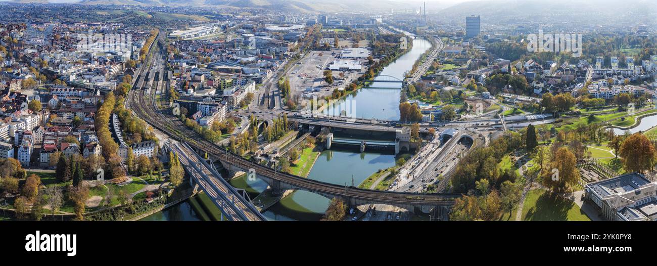 Stuttgart und das Neckartal, mit dem Stadtteil Bad Cannstatt und dem Bahnhof auf der linken Seite. In der Mitte des Bildes der Wasen, darüber der Stockfoto