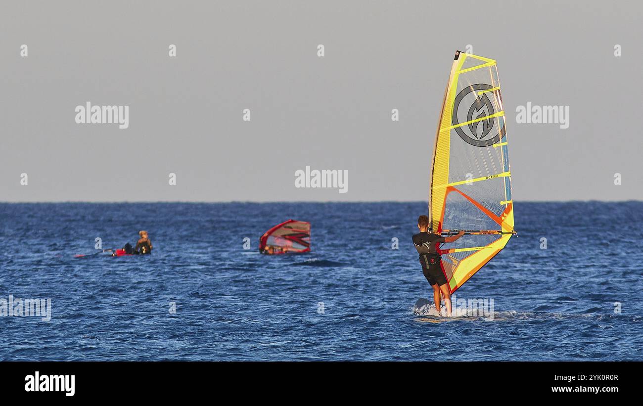 Windsurfer mit hellgelbem Segel auf dem Meer, Windsurfer, Meltemi Windsurfspot, Devils Bay, Paralia Vatha, Vatha Beach, Südostküste, Karpath Stockfoto