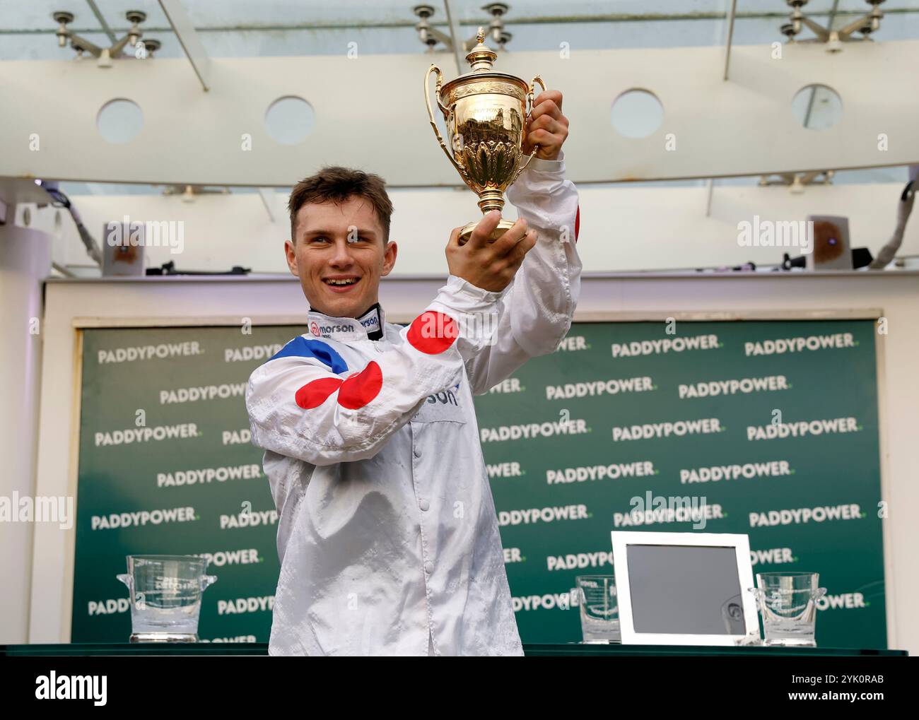 Freddie Gingell gewann den Paddy Power Gold Cup Handicap Chase mit Il Ridoto während des Paddy Power Day auf der Cheltenham Racecourse. Bilddatum: Samstag, 16. November 2024. Stockfoto