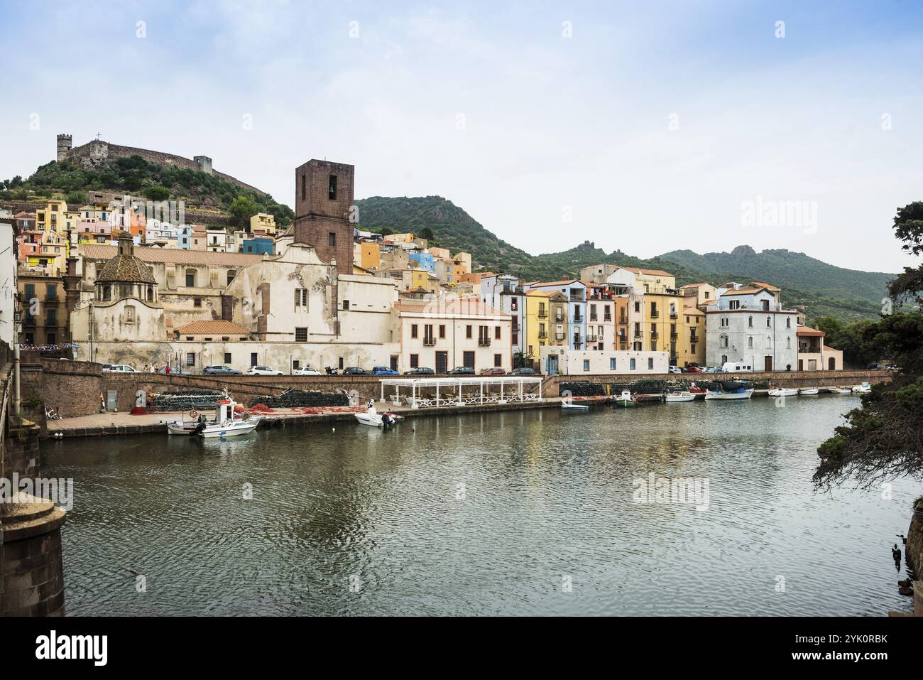 Farbenfrohe Häuser und Fischerboote auf dem Fluss Terno, Bosa, Bezirk Oristano, Sardinien, Italien, Europa Stockfoto