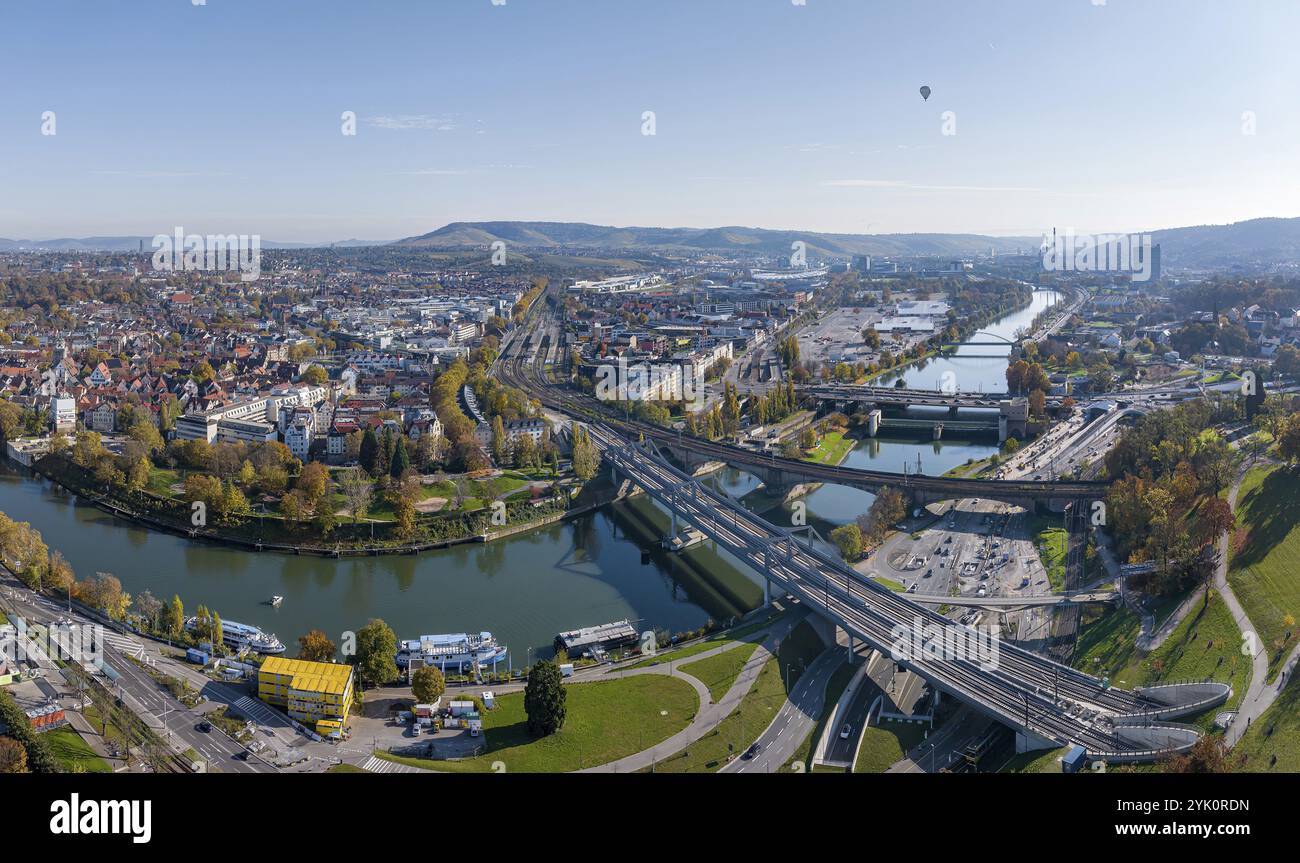 Stuttgart und das Neckartal, mit dem Stadtteil Bad Cannstatt und dem Bahnhof auf der linken Seite. In der Mitte des Bildes der Wasen, darüber der Stockfoto