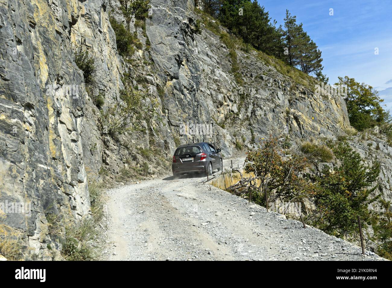 Auto auf der unbefestigten Bergstraße zwischen Ovronnaz und dem Weiler Chiboz, Wallis, Schweiz, Europa Stockfoto