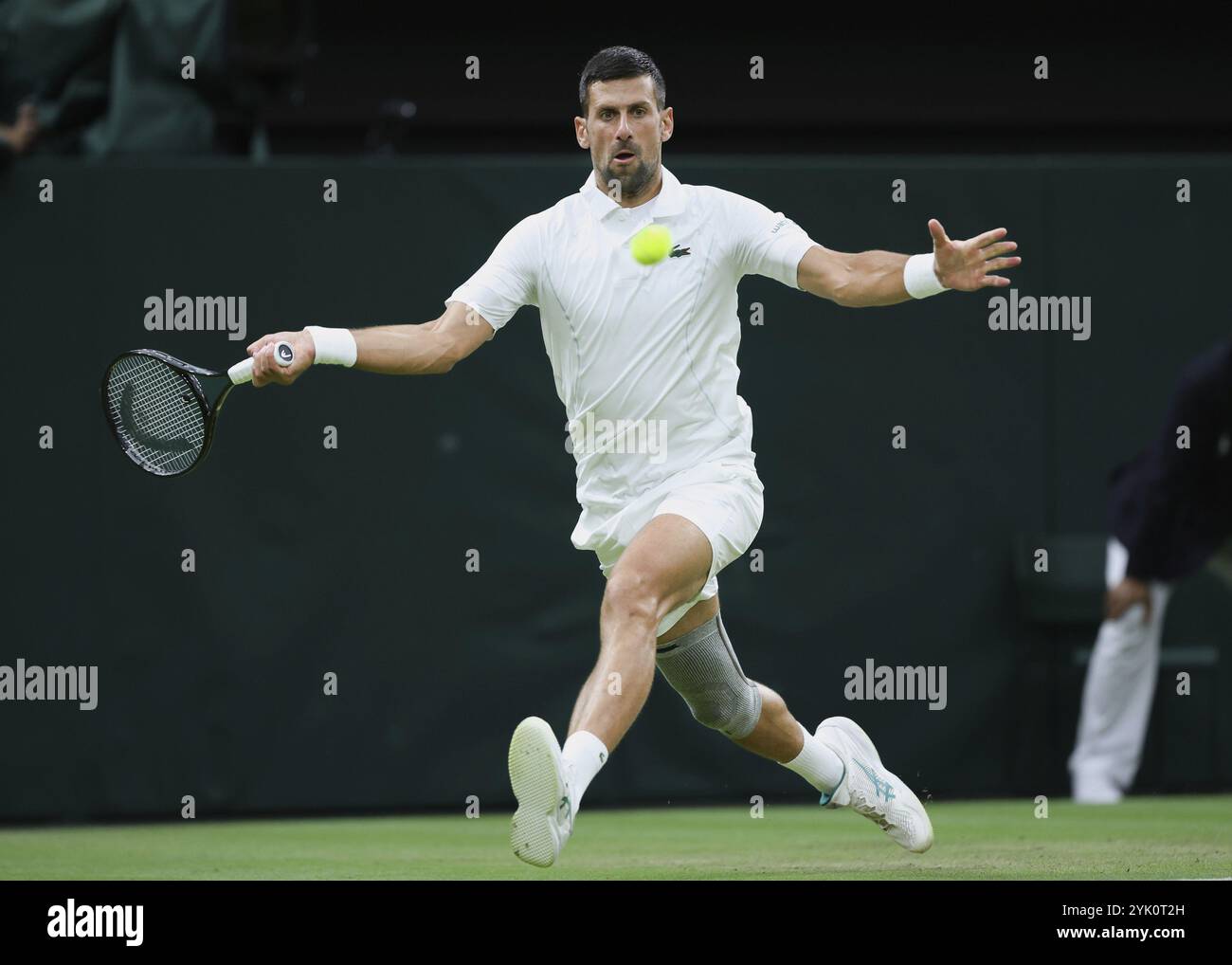 Der serbische Tennisspieler Novak Djokovic im Einsatz bei den Wimbledon Championships 2024 in London, England, Großbritannien, Europa Stockfoto
