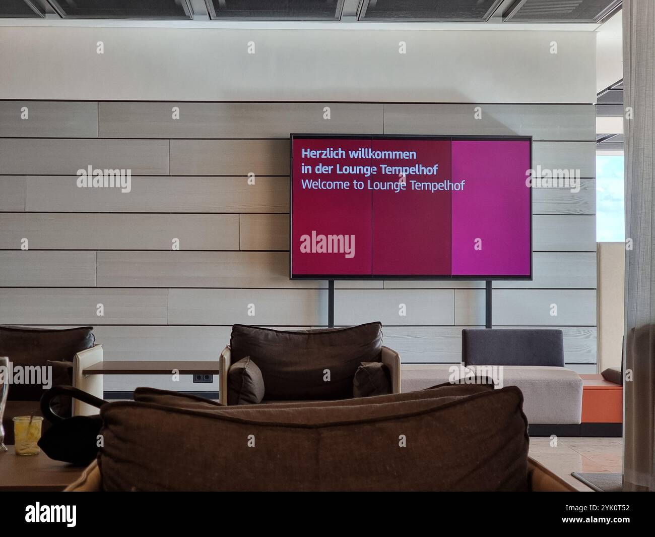 Display mit Begrüßungsnachricht in der Business-Lounge Tempelhof am Flughafen Berlin Brandenburg (BER), Deutschland Stockfoto