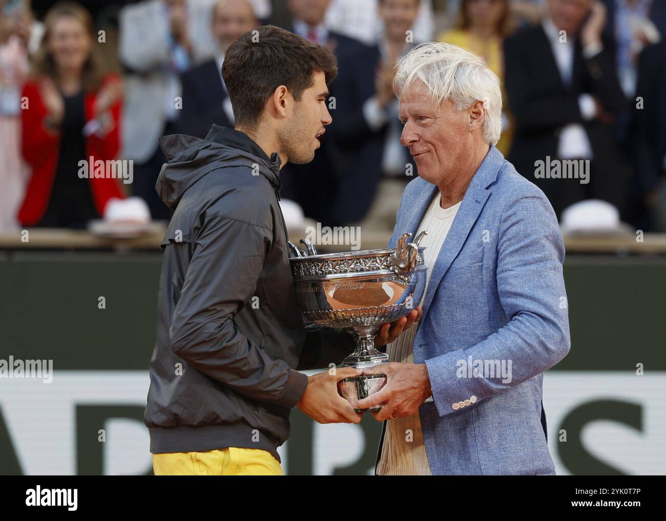 Die Tennislegende Bjorn Borg überreichte die Trophäe an Carlos Alcaraz bei den French Open 2024 in Roland Garros, Paris, Frankreich. Stockfoto