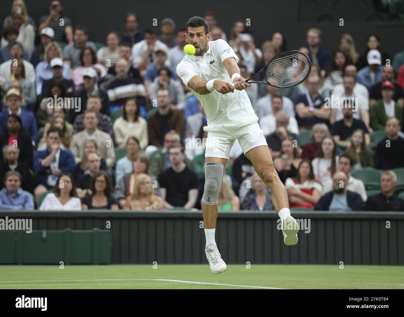 Der serbische Tennisspieler Novak Djokovic im Einsatz bei den Wimbledon Championships 2024 in London, England, Großbritannien, Europa Stockfoto
