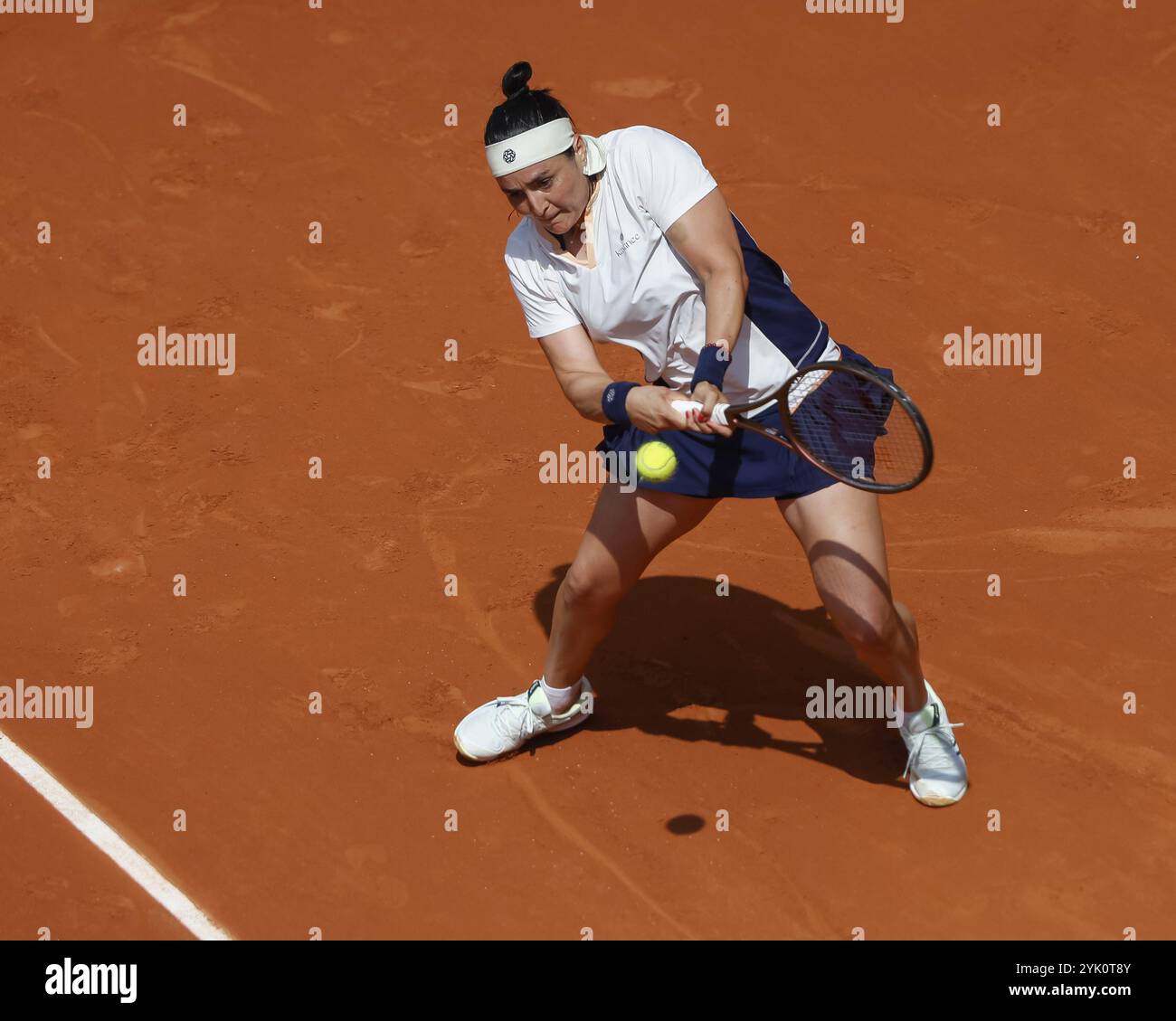 Tunesischer Tennisspieler Ons Jabeur in Aktion bei den French Open 2024, Roland Garros, Paris, Frankreich. Stockfoto