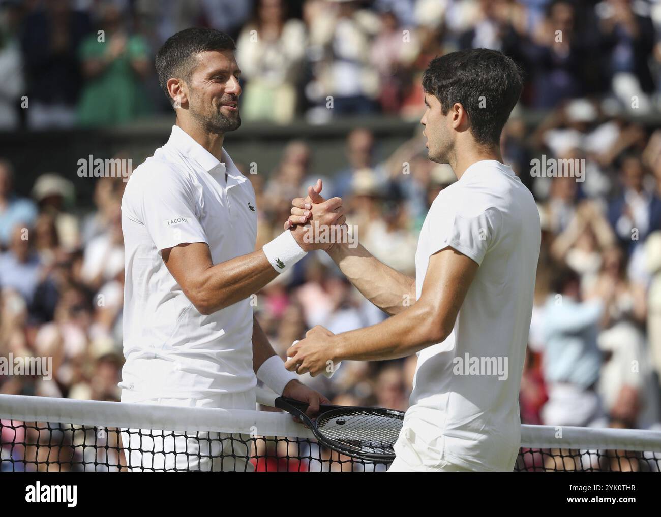 Der serbische Tennisspieler Novak Djokovic gratuliert dem Sieger Carlos Alcaraz bei den Wimbledon Championships 2024 in London. Carlos Alcaraz (es Stockfoto