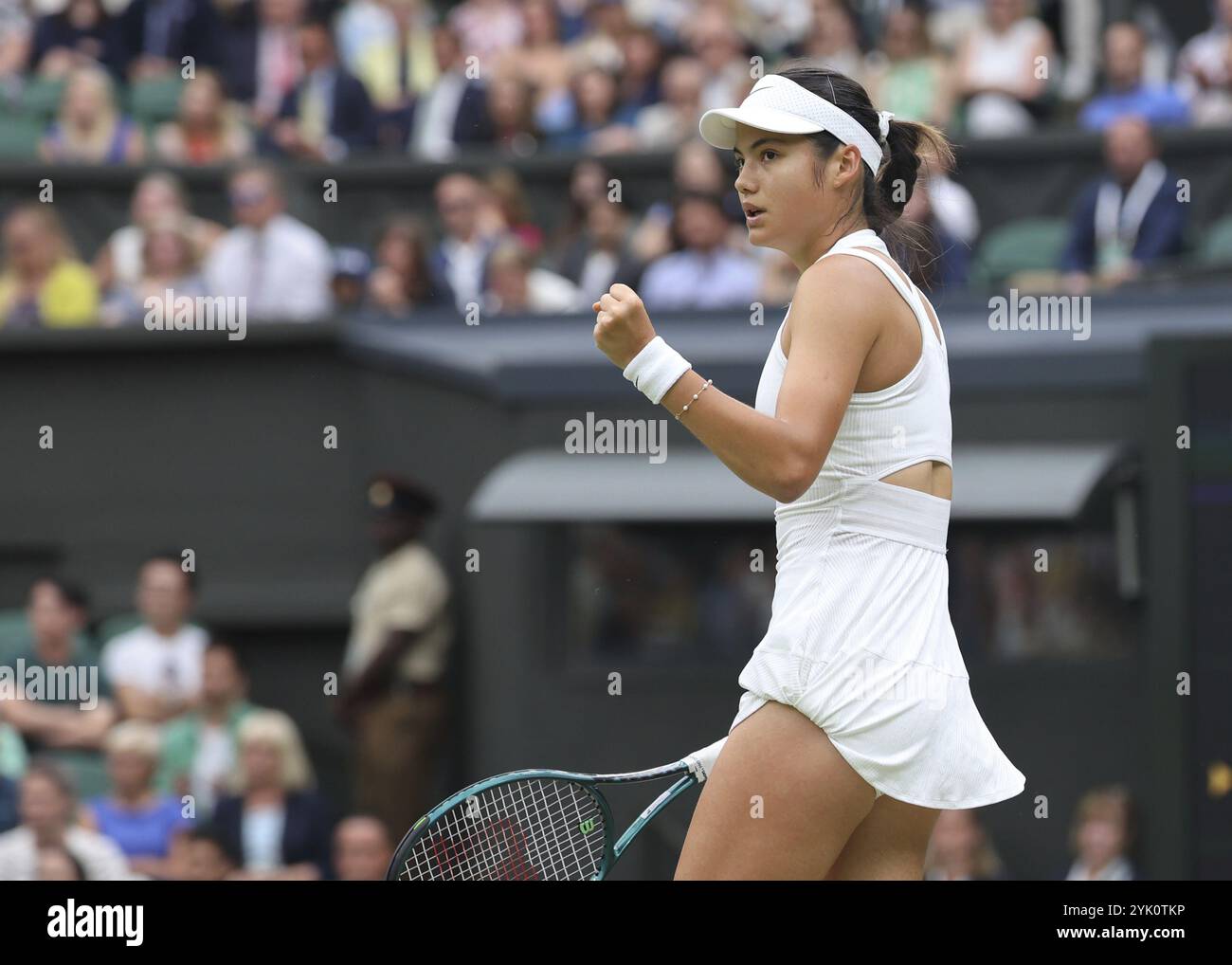 Die britische Tennisspielerin Emma Raducanu feierte 2024 bei den Wimbledon Championships in London, England, Großbritannien, Europa Stockfoto