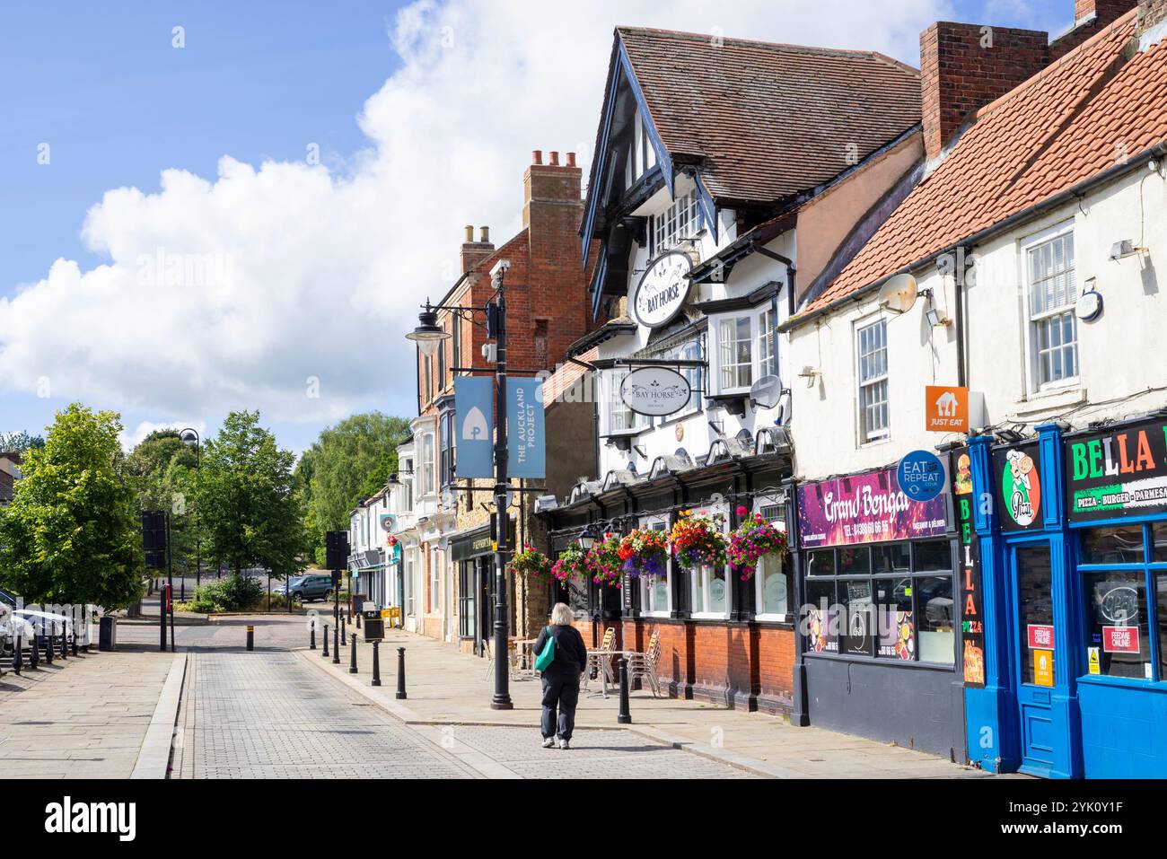 The Bay Horse Pub und Shops am Fore Bondgate im Stadtzentrum von Bishop Auckland Bishop Auckland County Durham Tees Valley England Großbritannien GB Europa Stockfoto