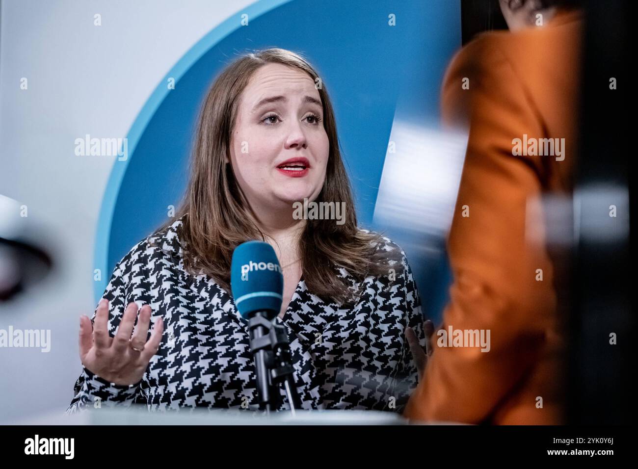 Bundesparteitag der Grünen in Wiesbaden 16.11.24, Wiesbaden: Bundesparteitag der Grünen in Wiesbaden die scheidende Bundesvorsitzende von Bündnis 90 / die Grünen Ricarda Land im TV Interview mit dem Sender Phönix auf dem Grünen Parteitag in Wiesbaden. In diesem Jahr versammelt sich Bündnis 90/die Grünen zur 50. Bundesdelegiertenkonferenz im RheinMain Kongresszentrum Wiesbaden. Vom 15. bis 17. November werden hier zentrale politische Weichenstellungen für die Zukunft diskutiert und beschlossen. Bild wurde vom Fotografen in schwarz-weiß konvertiert Wiesbaden Hessen Deutschland *** Bundespartei c Stockfoto