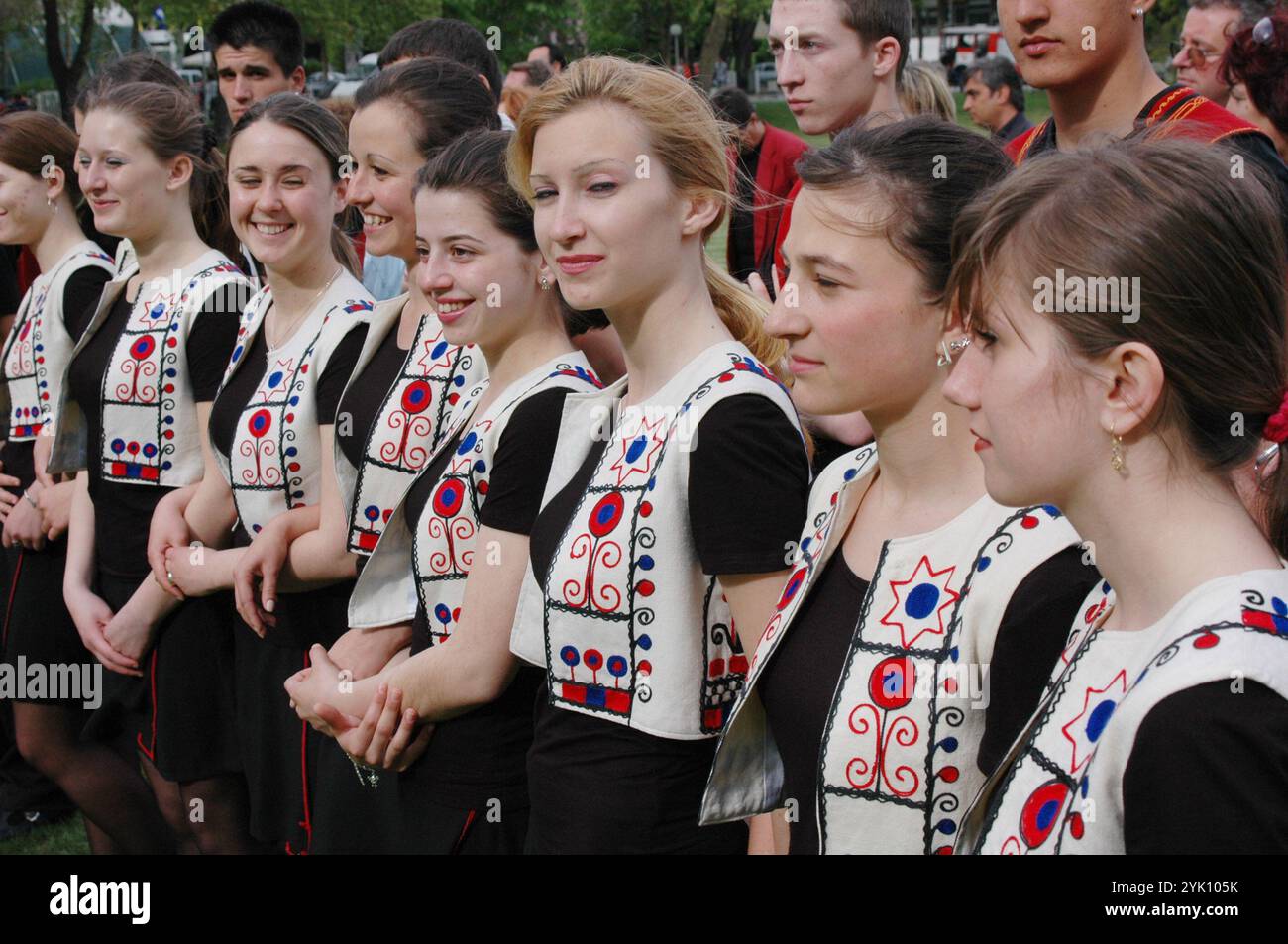 22. Mai 2005, Albena Resort-Bulgarien, Nina Chilova, bulgrinische Ministerin für Kultur und Tourismus bei der offiziellen Eröffnung der bulgrinischen Sommersaison 2005, Tänzerin in traditioneller nationaler Kleidung, Bulgrain hat Parlamentswahlen im Juni 2005 und Kandidat für die Mitgliedschaft in der Europäischen Union im Jahr 2007, (Foto: Francis Dean/Dean Pictures) nicht für kommerzielle Zwecke. Stockfoto