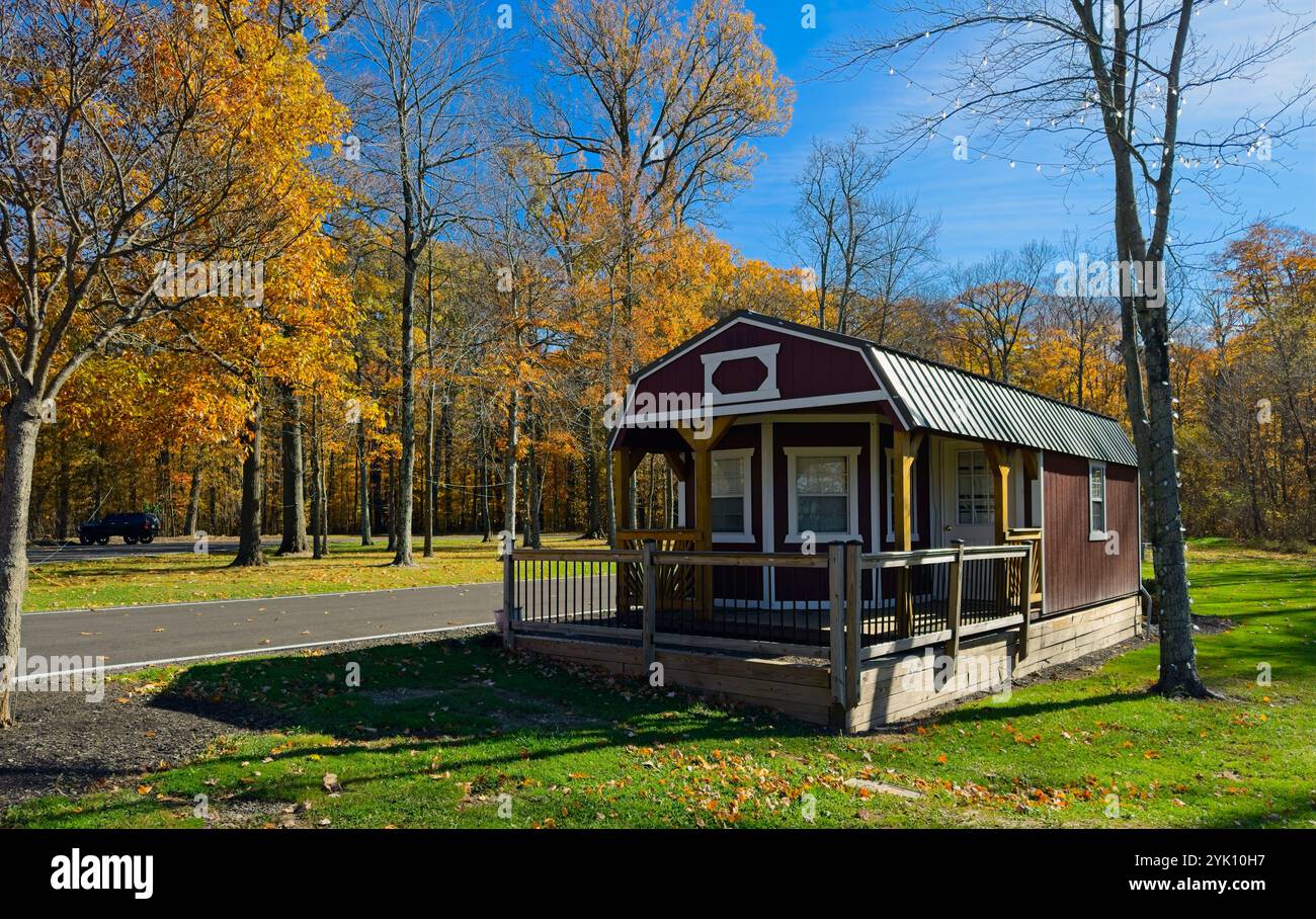Ein kleines Lagergebäude in einem Stadtpark in einem Vorort in Cleveland, Ohio, inmitten von Herbstfarben an einem hellen sonnigen Morgen Stockfoto