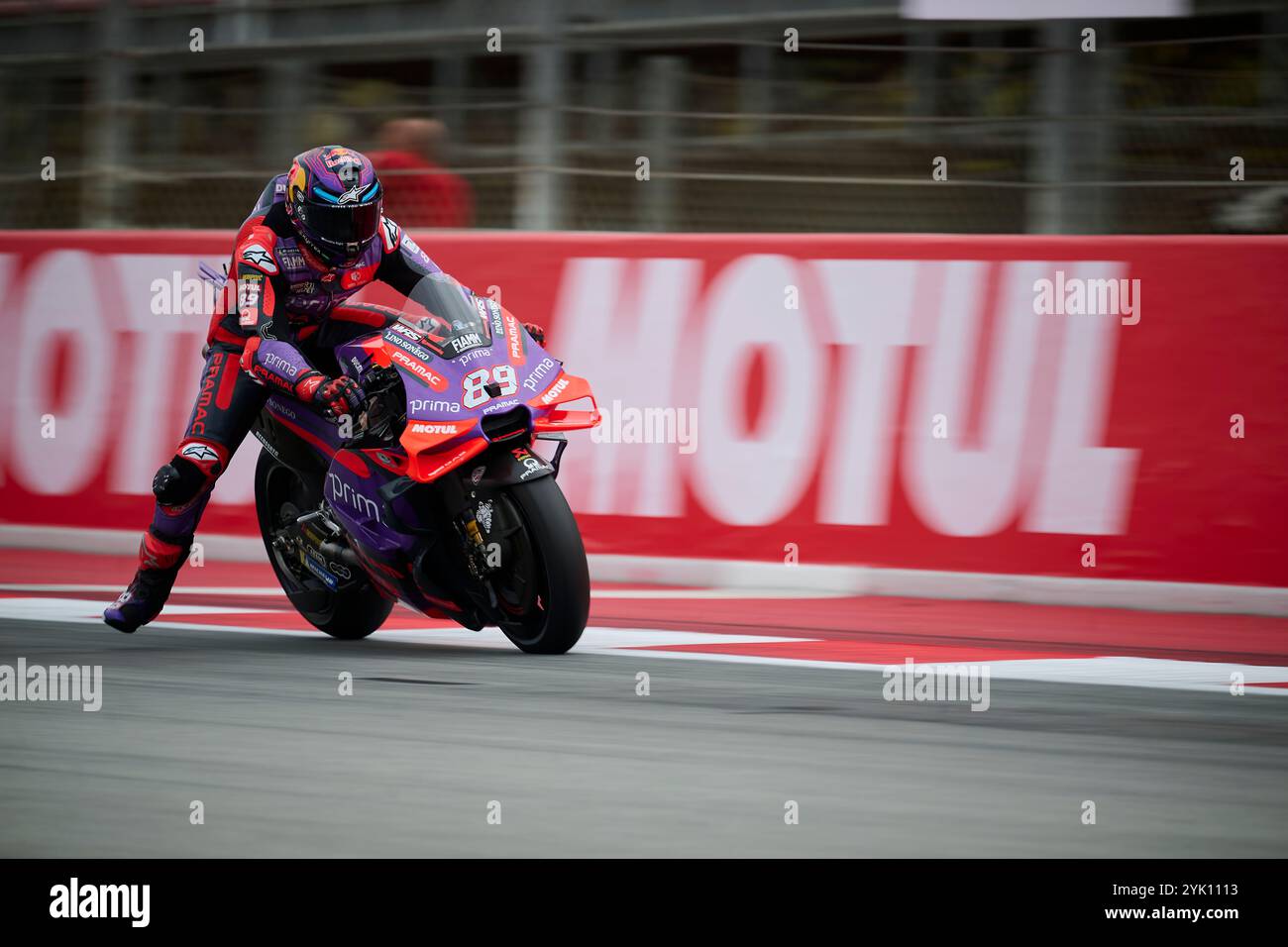 Jorge Martin von Spanien fährt für Prima Pramac Racing, das während des Freitagstrainings des Motul Solidarity Grand Prix von Barcelona CIR in Aktion war Stockfoto