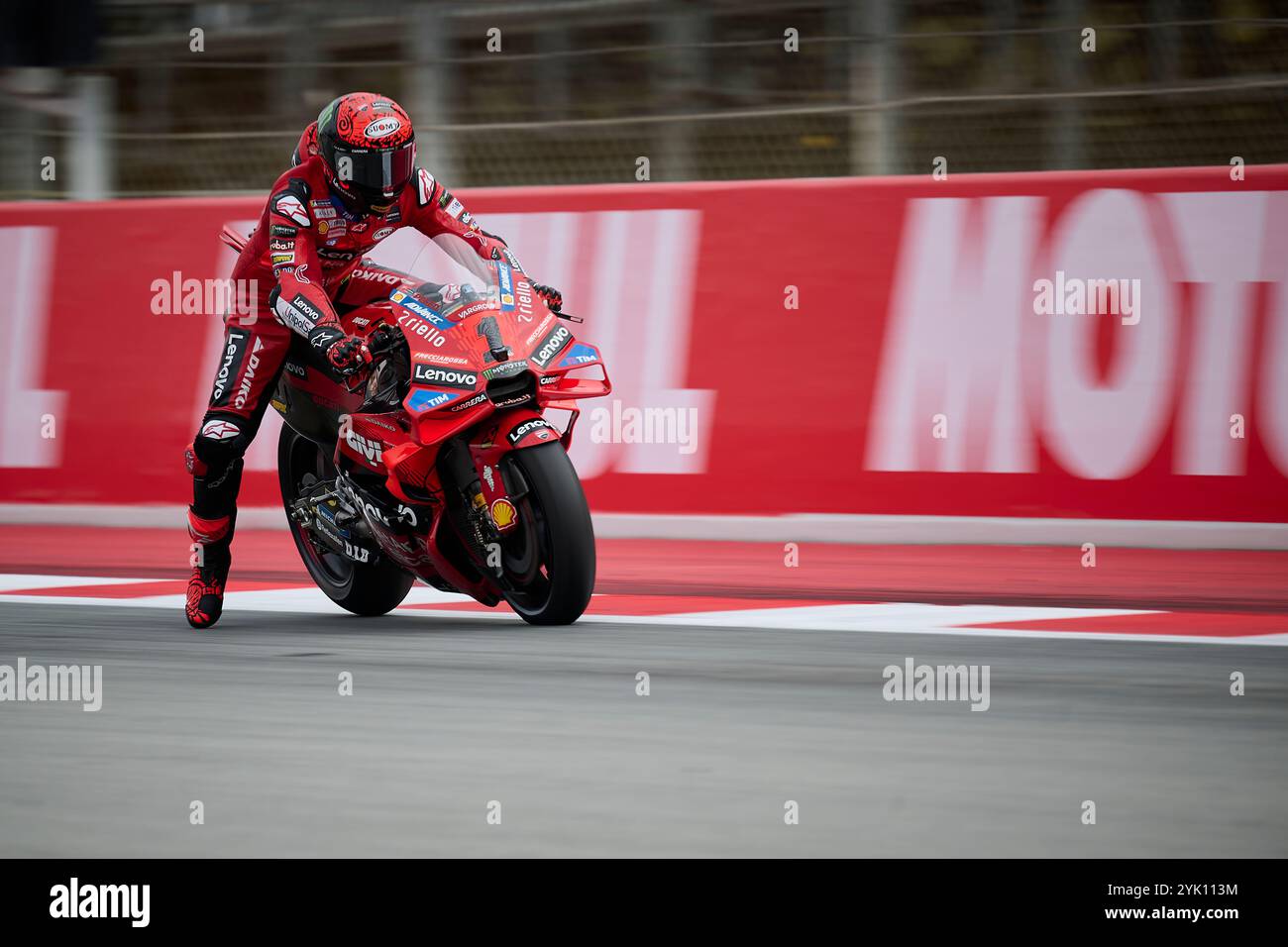 Francesco Bagnaia aus Italien reitet für das Ducati Lenovo Team, das während des Freitagstrainings des Motul Solidarity Grand Prix von Barcelona in Aktion war Stockfoto