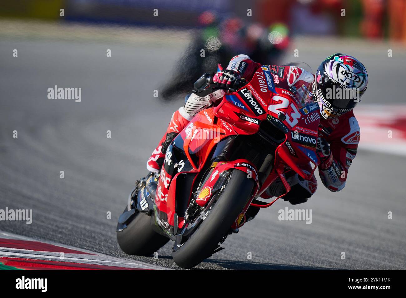 Enea Bastianini aus Italien reitet für das Ducati Lenovo Team, das während der Qualifikation der MotoGP des Motul Solidarity Grand Prix von in Aktion war Stockfoto