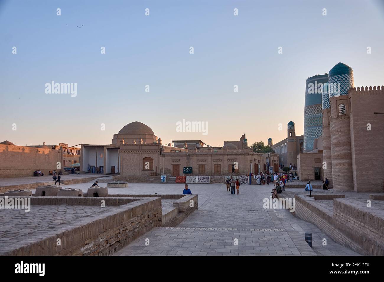 Chiwa, Usbekistan; 21. September 2024: Der historische zentrale Platz von Chiwa, Usbekistan, ein Schwerpunkt der antiken Architektur und Kultur der Stadt Stockfoto