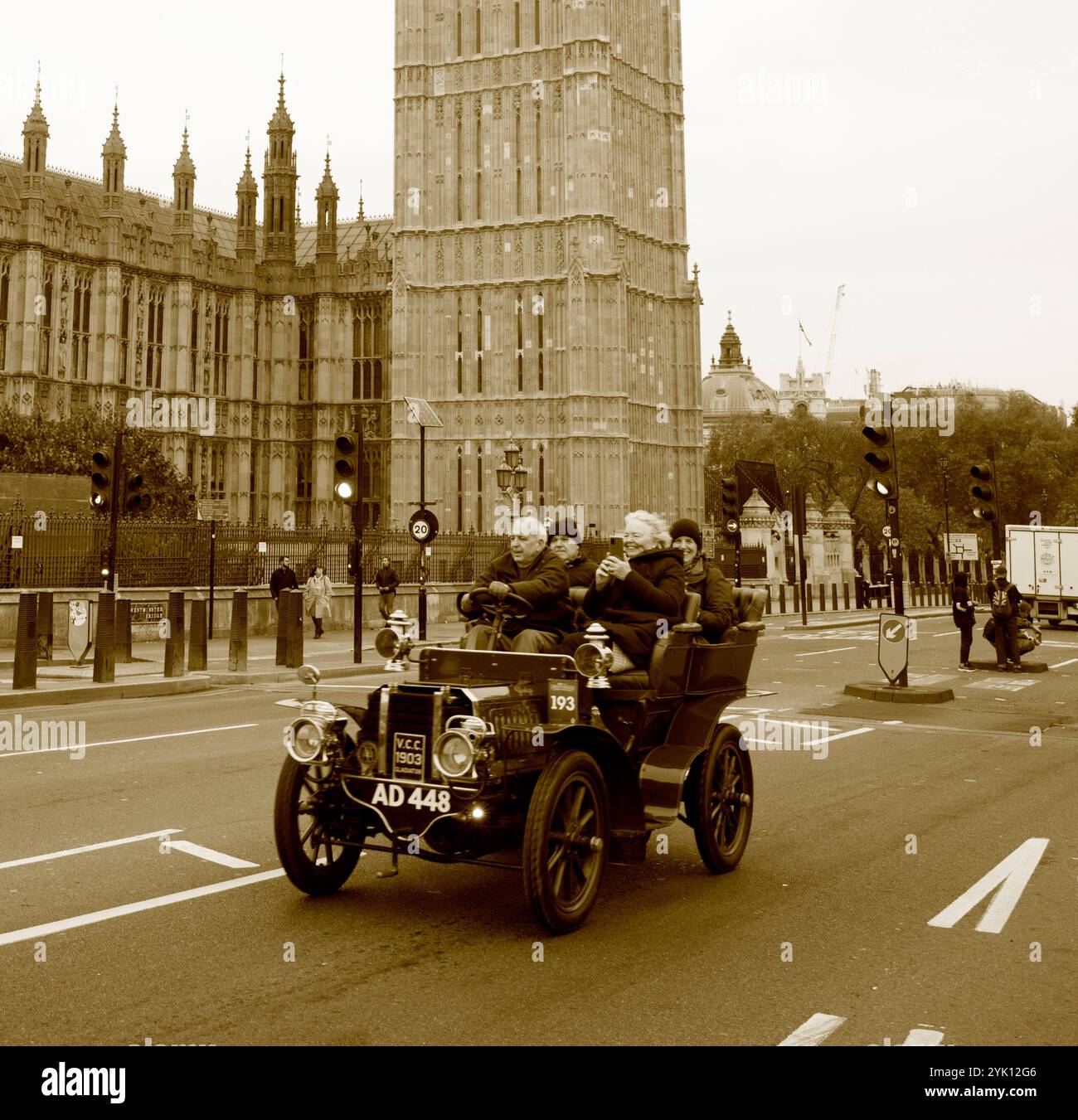 Sepia 1903 Gladiator London Nach Brighton Veteran Car Run Westminster Bridge London Stockfoto