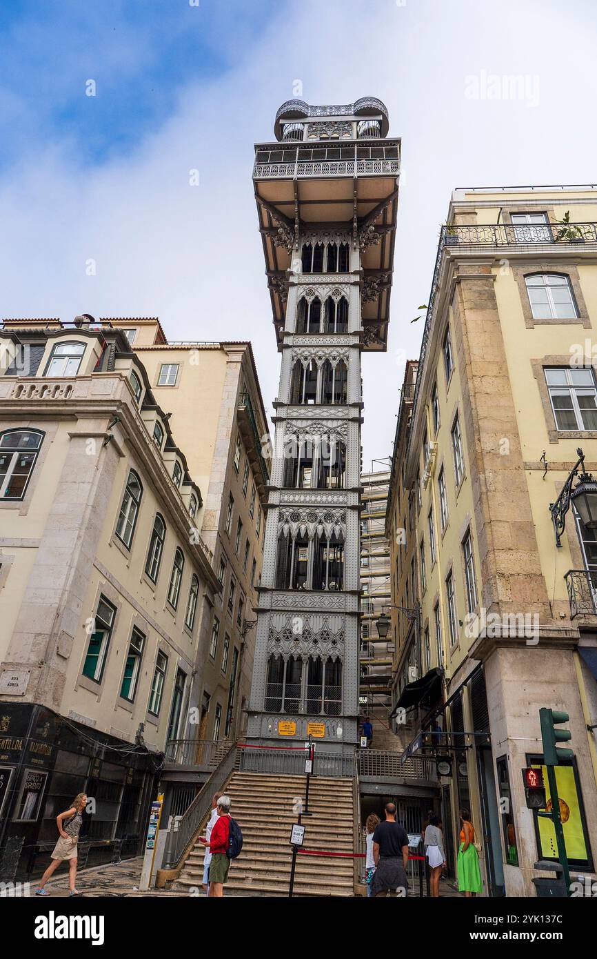 Der Santa Justa Lift, auch Carmo Lift genannt, ist ein Aufzug in der Gemeinde Santa Maria Maior im historischen Zentrum von Lissabon, Portugal. Stockfoto