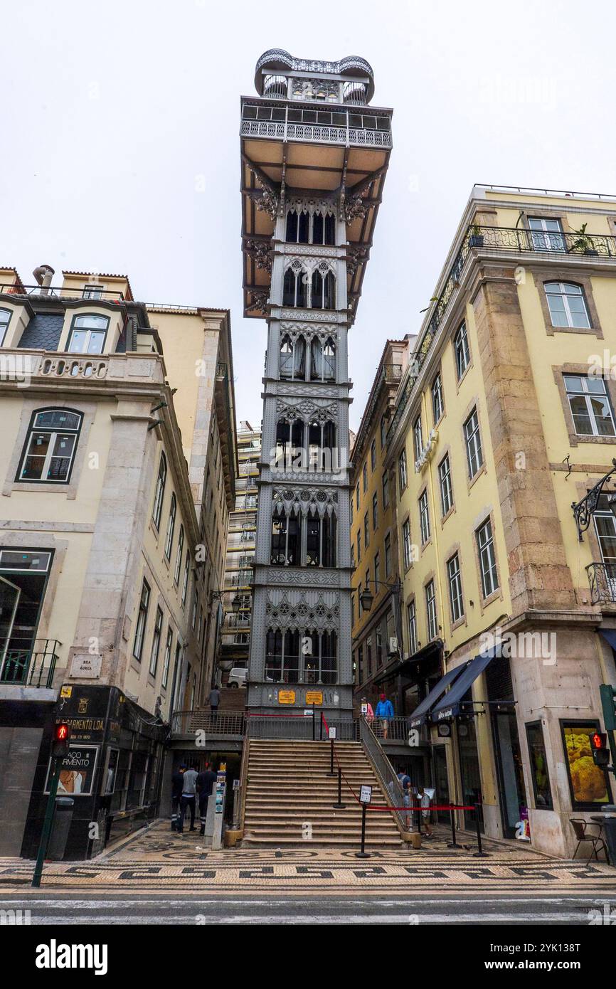 Der Santa Justa Lift, auch Carmo Lift genannt, ist ein Aufzug in der Gemeinde Santa Maria Maior im historischen Zentrum von Lissabon, Portugal. Stockfoto