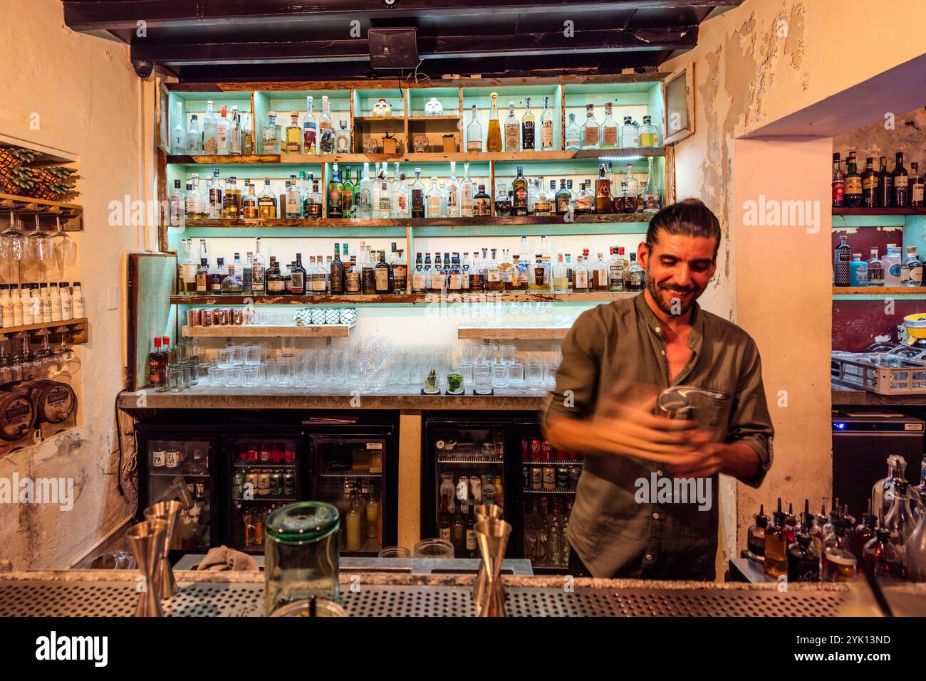 Hauptsächlich Rum-Spezialitäten werden in der MosaCaña Bar & Kitchen auf der Penstraat 41, Willemstad, Curacao, Kòrsou angeboten Stockfoto