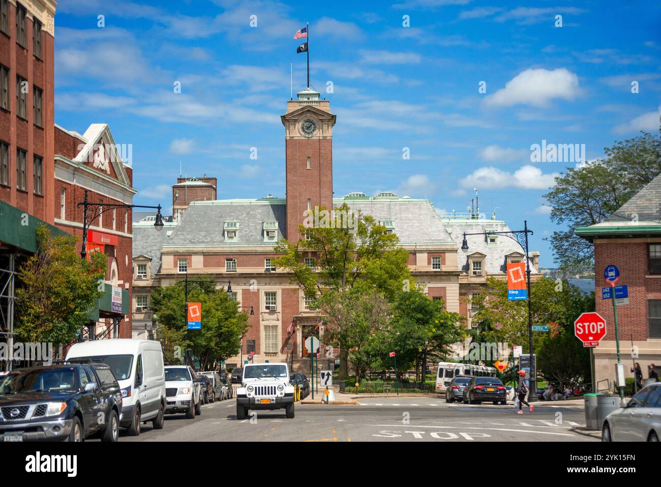 Die Staten Island Borough Hall wurde 1906 auf einem Hügel mit Blick auf den Hafen von NY erbaut. Carrère & Hastings entwarf das Wahrzeichen der französischen Renaissance Stockfoto