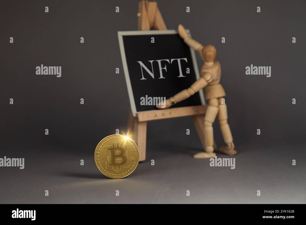 Das Konzept der Umwandlung von Kunstwerken in ein einzigartiges Zeichen. NFT nicht fungible Token Kryptokunst auf grauem Hintergrund. NFT Crypto Art Collectibles Konzept Stockfoto